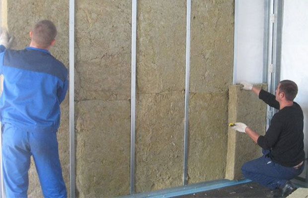 Isolation des murs de l'intérieur dans un appartement d'angle