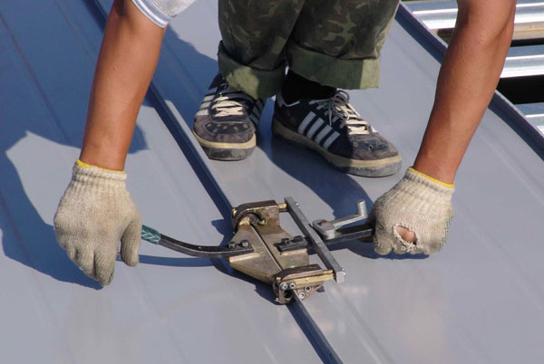 Pemasangan bumbung faltsevy tangan: arahan langkah demi langkah