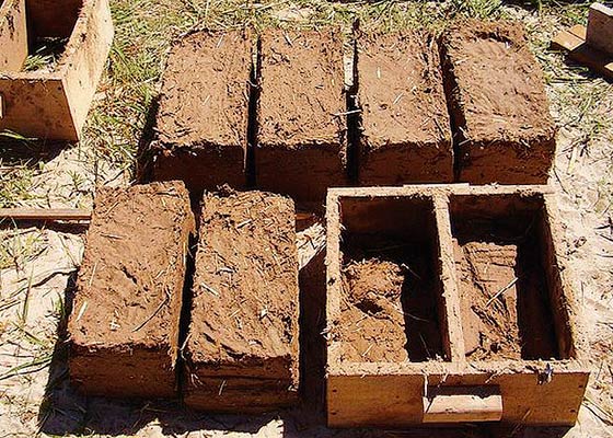 Finition extérieure de maison en adobe et appareil de ventilation