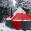 Mallissa on talvella varustetut teltat